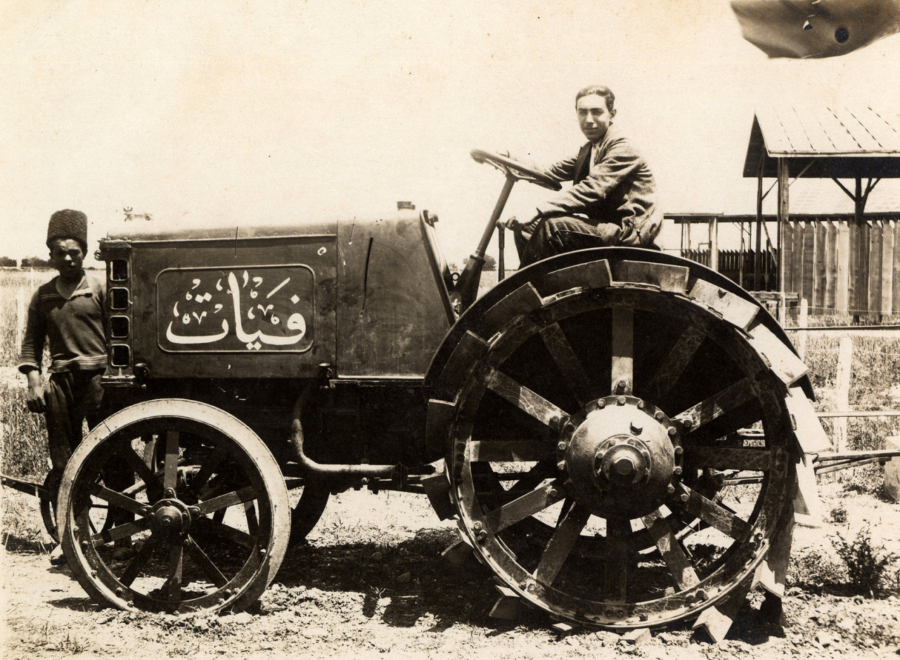 Adana Beynelmilel Ziraat Sergisi'nde Arapça "Fiat" Yazılı Traktör (Mayıs 1924)