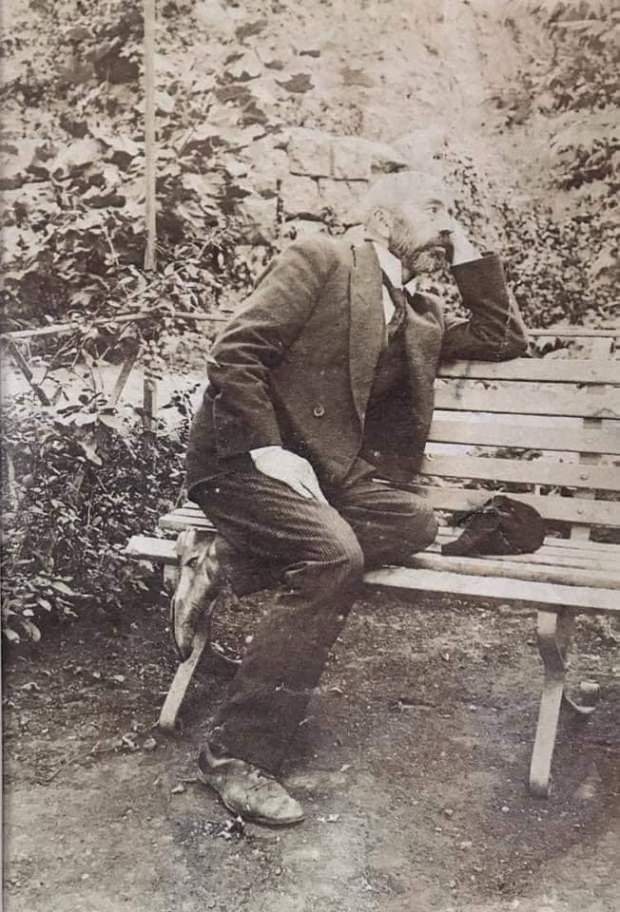 Mehmet Akif Ersoy’un Kahire'e çekilmiş ve arkasında “evvela Ferdâ Kadın’a, sonra babasına, daha sonra annesine (…) Şaban 347, Ferda Kadın’ın dedesi Miehmet Akif” yazılı bir fotoğraf…