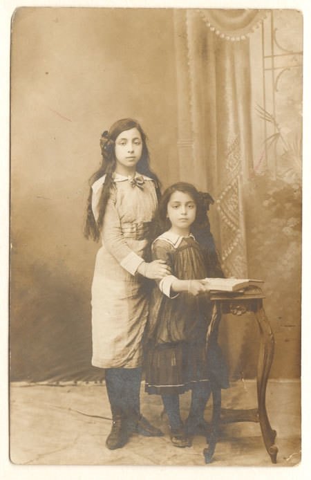 Mehmet Akif Ersoy’un kızları Feride ve Suad