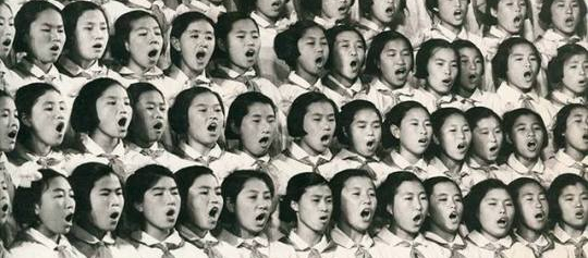 Pyongyang'da bir koroda şarkı söyleyen genç Kuzey Koreli kadınlar, 1950'ler