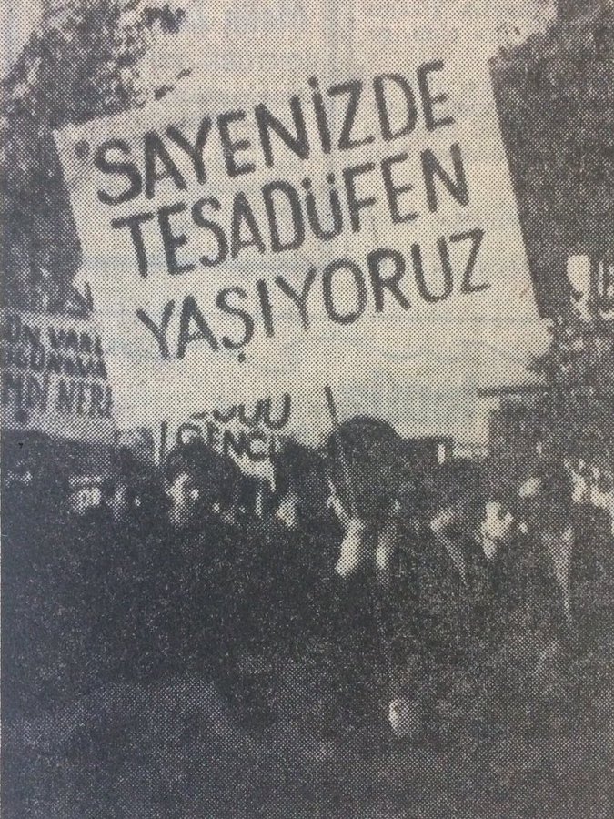 1978 yılındaki 1 mayıs gösterilerinde açılan bir pankart.