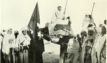 Ayyıldızlı Libya bayrağı gölgesinde Libyalı mücahidler Fizan'da