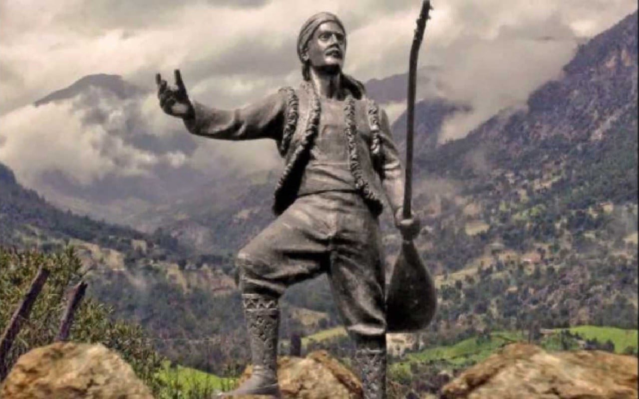 Karacaoğlan Anıtı