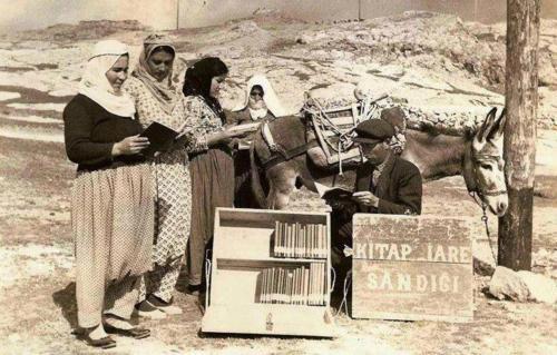 Nevşehir'de eşek sırtında köylere kitap götürerek halkın bilgilenmesine katkıda bulunan ve “Merkepli Kütüphaneci” lakabıyla tanınan Mustafa Güzelgöz