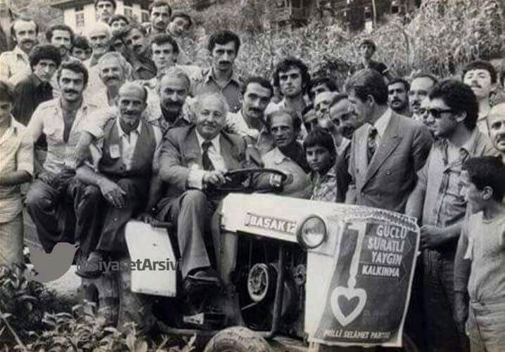 Milli Görüş lideri Prof. Dr. Necmettin Erbakan, 1970'li yıllarda Milli Selamet Partisi (MSP) seçim çalışmaları kapsamında yerli üretim Başak 12 traktörün üzerinde halkı selamlarken.