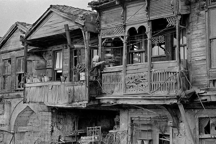 Komşusunun çiçeğine su veren kadın, 1970'ler, İstanbul.