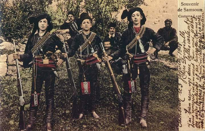 Samsun Hatırası: Ananevi Kıyafetleriyle Lazlar (1908)