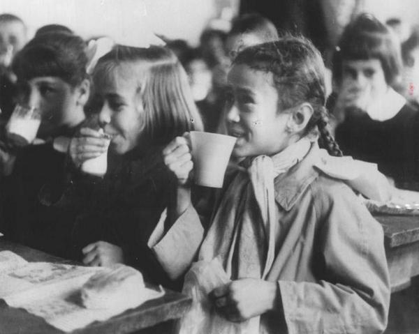 Yıl 1961, Amerika’nın Türkiye’ye yaptığı yoksulluk yardımı… Süt tozundan yapılan sütler öğrencilere içiriliyor